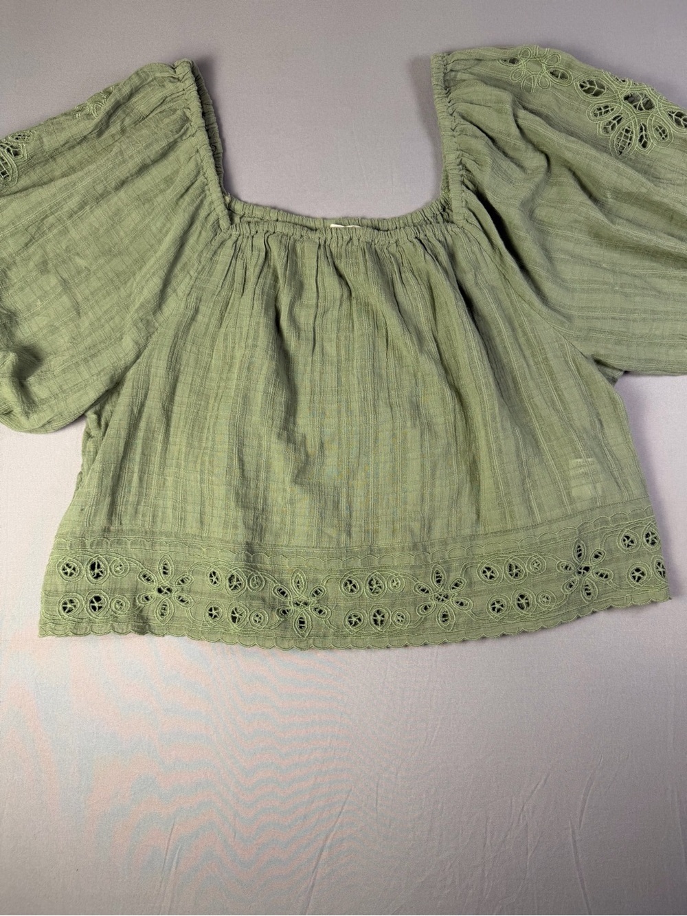 American Eagle Sage Green Textured Eyelet Cropped Top Size Medium 100% Cotton - Picture 5 of 12